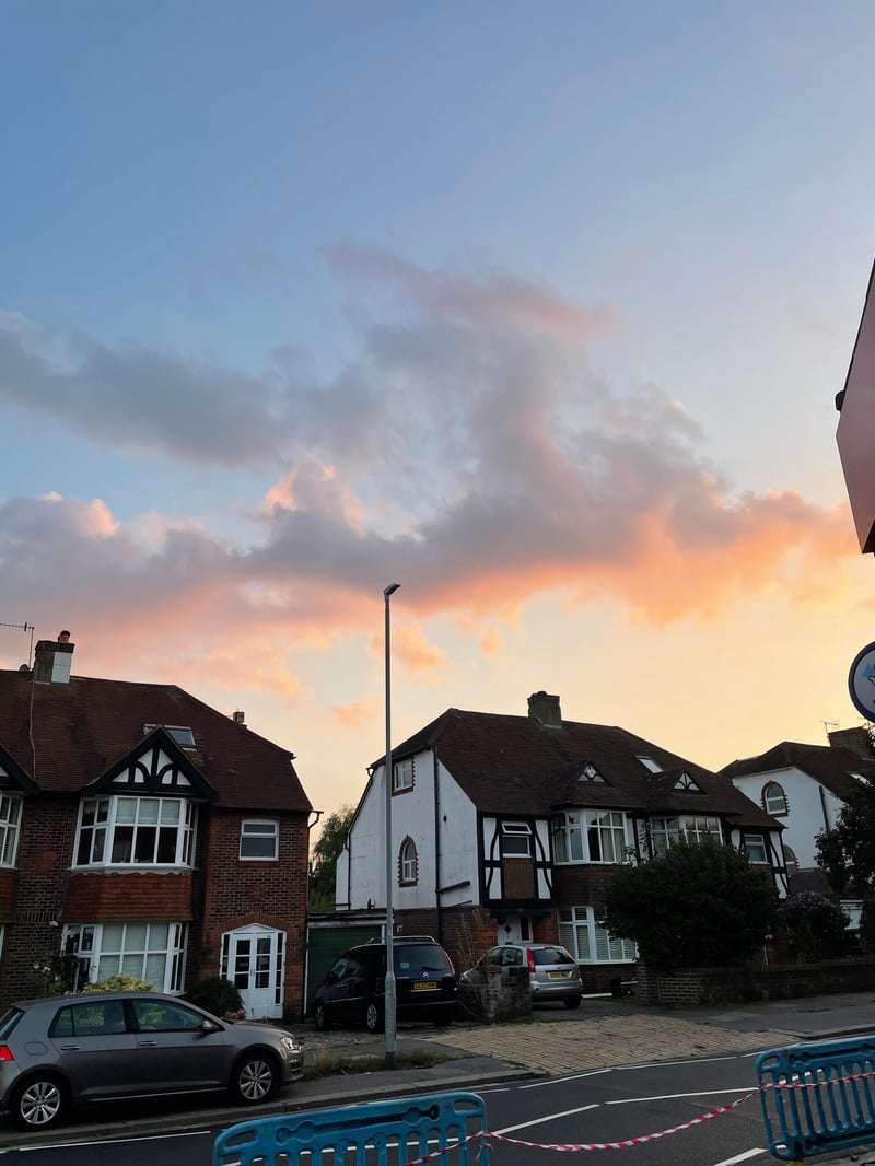 Eine Häuserreihe bei Sonnenuntergang in England