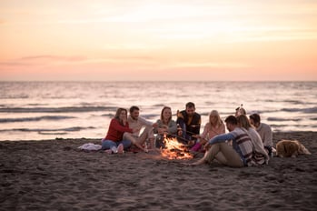 Freundesgruppe am Lagerfeuer