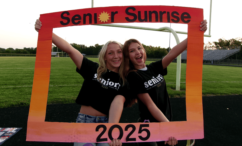 zwei Schülerinnen beim Senior Sunrise 2025